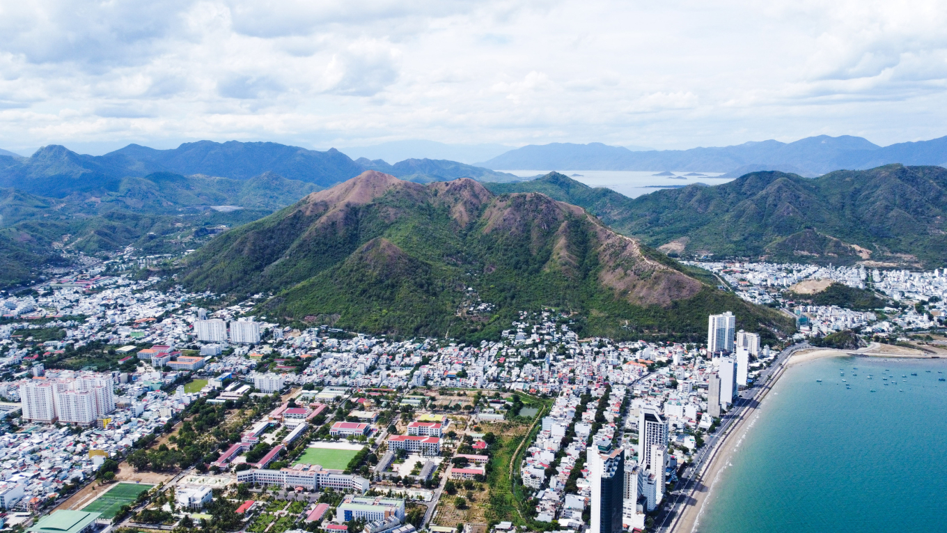 Núi Cô Tiên nhìn từ trên cao, phía Bắc Nha Trang