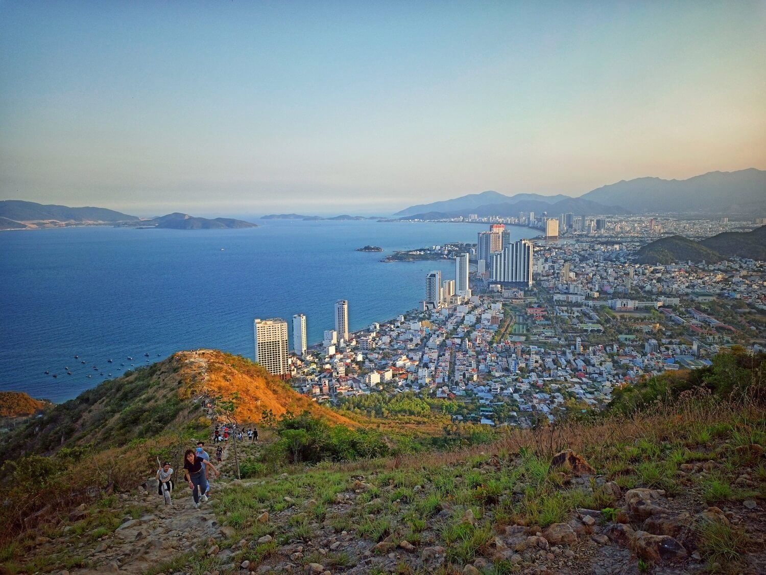 Toàn cảnh thành phố Nha Trang nhìn từ đỉnh Núi Cô Tiên - vịnh biển xanh biếc và khu đô thị phát triển hiện đại