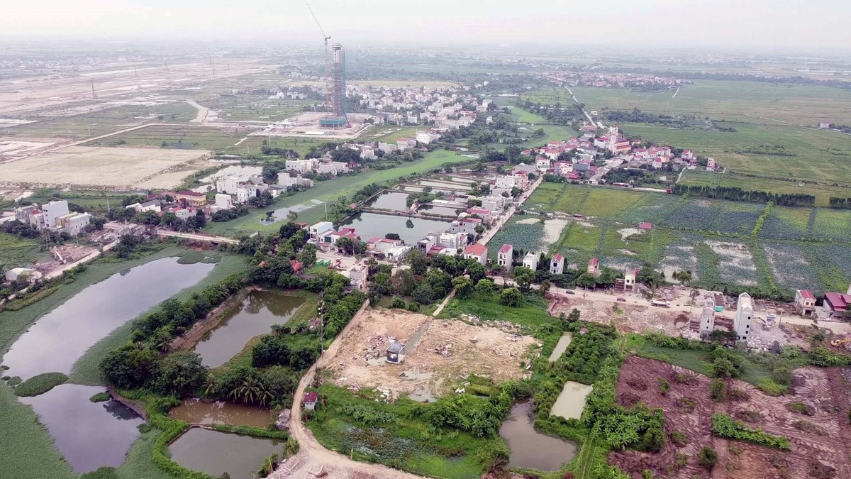 Khu vực ngoại thành Bắc Ninh đang đô thị hóa, công trình cao tầng thi công xen giữa ruộng đồng