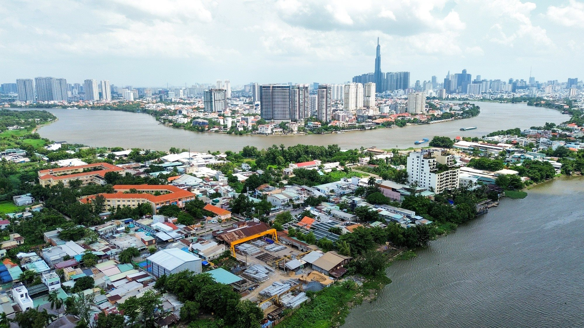 Toàn cảnh bán đảo Bình Quới - Thanh Đa nhìn từ trên cao, phía xa là tòa Landmark 81, khu vực Sun Group dự kiến triển khai dự án