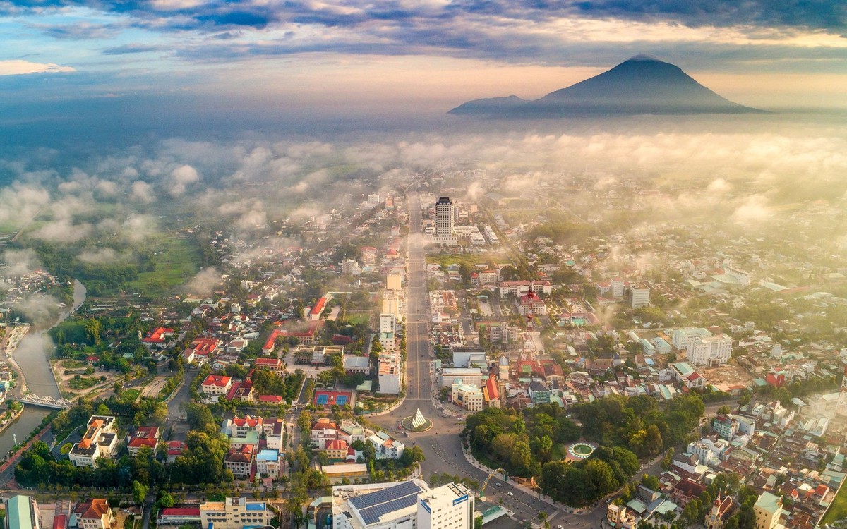 Toàn cảnh thành phố Tây Ninh nhìn từ trên cao với núi Bà Đen phía xa