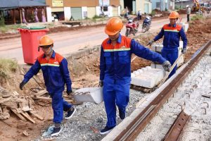 Công nhân thi công lắp đặt hệ thống ray tại công trường tuyến LRT Phú Quốc