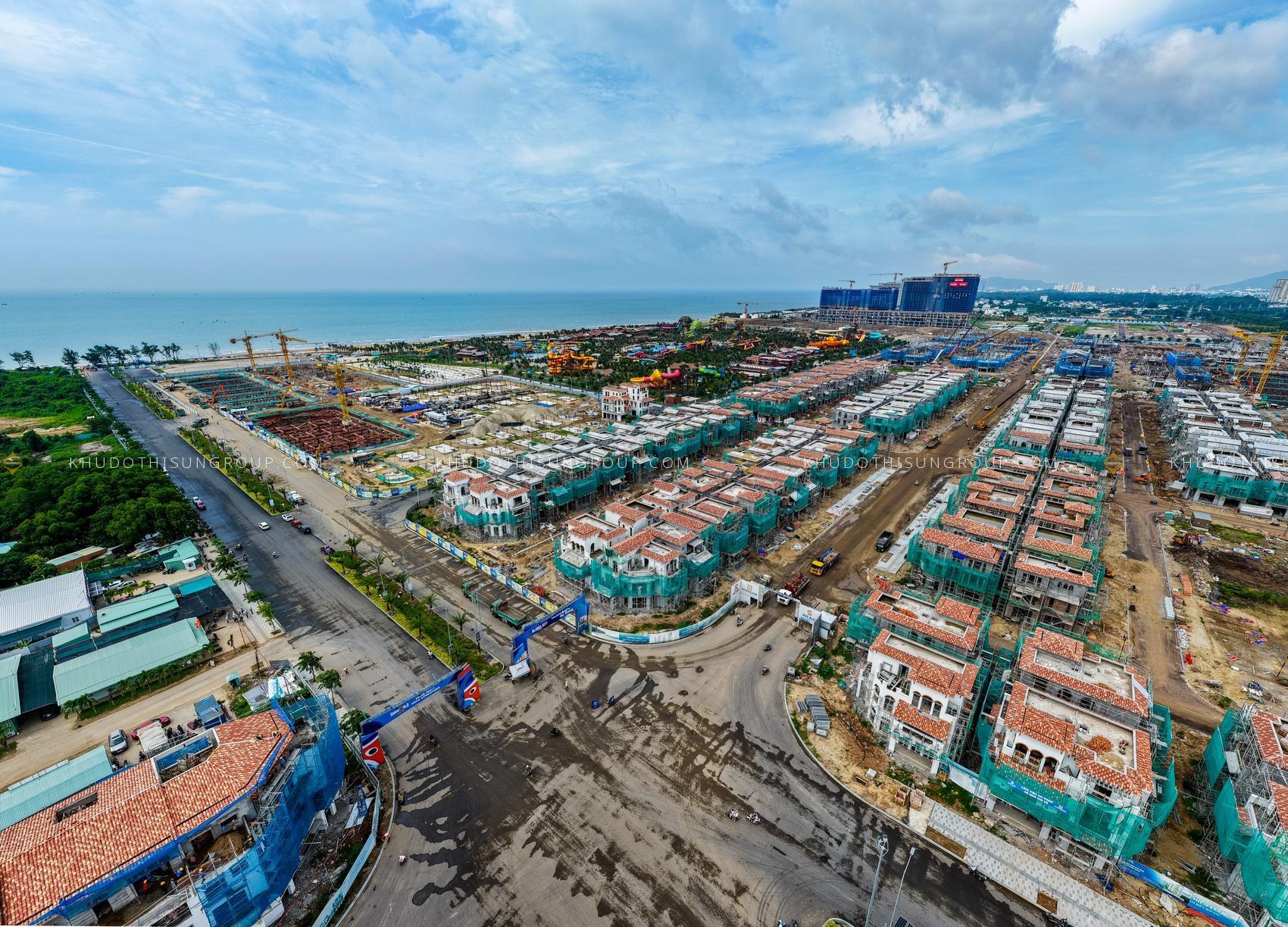Công trường thi công Blanca City nhìn từ trên cao với các phân khu thấp tầng đã cất nóc