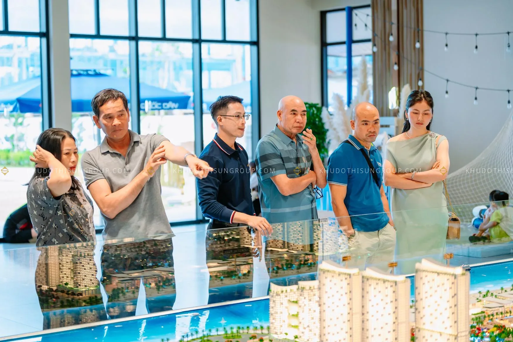 Khách hàng tìm hiểu mô hình dự án Blanca City tại phòng bán hàng Sun Group