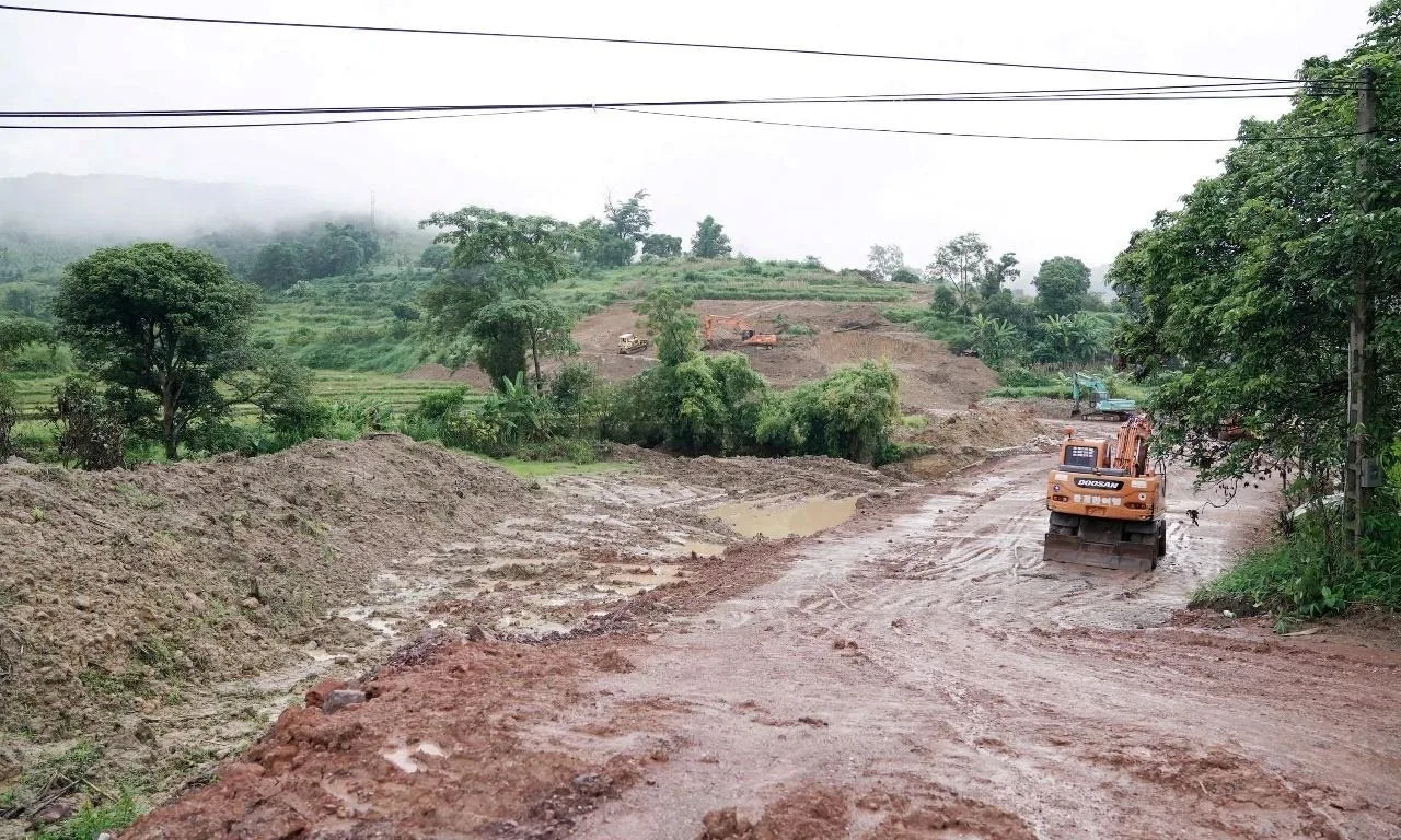 Máy xúc thi công tại công trường dự án Sun Group Mẫu Sơn