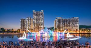 Người dân xem show pháo hoa nước và jetski trình diễn trước các tháp căn hộ The Fest về đêm