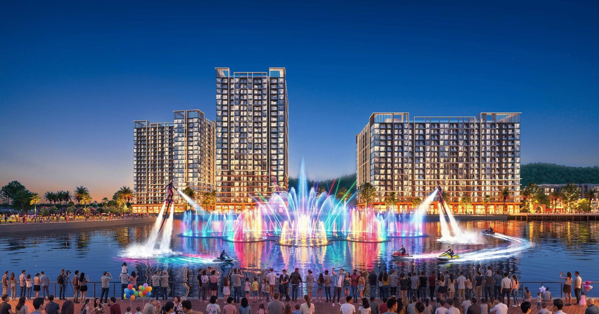 Người dân xem show pháo hoa nước và jetski trình diễn trước các tháp căn hộ The Fest về đêm